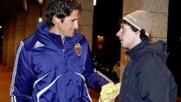 <b>RECIBIMIENTO. </b>Edmilson y el resto de la plantilla del Zaragoza llegaron ayer por la tarde a Valladolid.