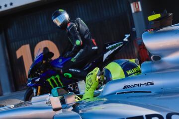 Valentino Rossi y Lewis Hamilton intercambiaron sus máquinas durante un evento organizado por un patrocinador que ambos comparten en el circuito Ricardo Tormo