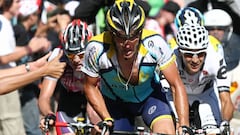 Lance Armstrong rueda con el maillot del Astana durante el Tour de Francia 2009.