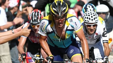 Lance Armstrong rueda con el maillot del Astana durante el Tour de Francia 2009.