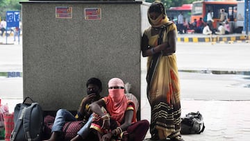 Migrant workers coming from other states wait to get a Rapid Antigen Test (RAT) for the COVID-19 coronavirus as they arrived at the Anand Vihar bus terminal to board on city buses, in New Delhi on August 18, 2020. - India's official coronavirus death