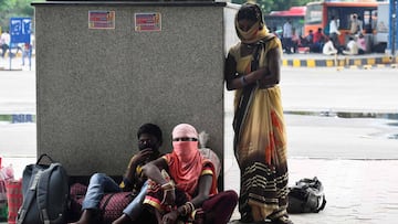 Migrant workers coming from other states wait to get a Rapid Antigen Test (RAT) for the COVID-19 coronavirus as they arrived at the Anand Vihar bus terminal to board on city buses, in New Delhi on August 18, 2020. - India&#039;s official coronavirus death