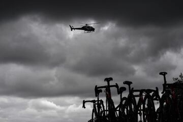 El helic車ptero sobrevuela la etapa.