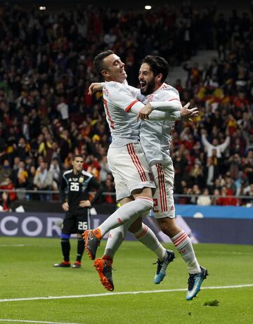 Isco celebrates with Aspas after scoring.