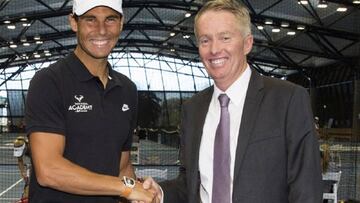 Rafa Nadal estrecha la mano con Craig Tiley tras la firma del acuerdo entre la Rafa Nadal Academy y la Federaci&oacute;n de Tenis de Australia para que los tenistas australianos se formen en el recinto mallorqu&iacute;n.