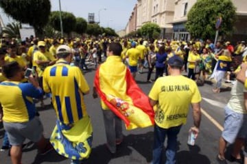 Seguidores de las UD Las Palmas en los alrededores del estadio de Gran Canaria antes de disputar el partido por el ascenso a la Primera División, frente al Real Zaragoza. 