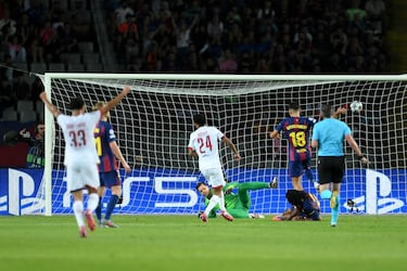 1-1. Gran carrera de Nuno Mendes que mete un balón por dentro para Senny Mayulu que, en el mano a mano, supera a Wojciech Szczesny.