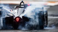 Buemi con el Nissan de F&oacute;rmula E en Valencia 2019.