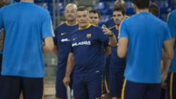 Xavi Pascual se dirige a su plantilla tras el entrenamiento de hoy jueves.