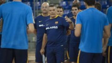 Xavi Pascual se dirige a su plantilla tras el entrenamiento de hoy jueves.