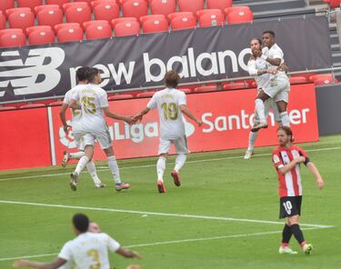 El Madrid afrontaba la penúltima de las salidas importantes ante el Athletic en San Mamés y lo hizo a lo grande: se impuso (0-1) con un gol de penalti (de nuevo Sergio Ramos) cometido por Dani García, que pisó a Marcelo. El colegiado, González González, no vio la acción y fue el VAR quien corrigió al árbitro. Precisamente, el propio VAR no avisó al colegiado que Sergio Ramos, en un lance del encuentro, pisó a Raúl García estando el jugador rojiblanco dentro del área madridista. Era penalti…