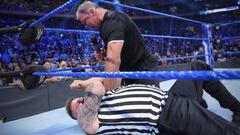 Shane McMahon ataca a Kevin Owens en SmackDown.