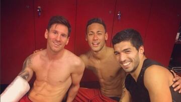 Messi, con el brazo vendado, junto a Neymar y Luis Suárez.