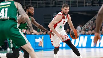 Nikola Mirotic perseguido por Mathias Lessort durante el Panathinaikos-Armani Mil¨¢n de la 24? jornada de la Euroliga.