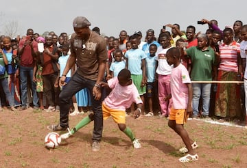 Didier Drogba inauguró una escuela que lleva su nombre en Costa de Marfil. Se espera que el proyecto solidario ayude a que miles de niños de zonas rurales en la comunidad de granjas de cacao reciban una mejor educación.