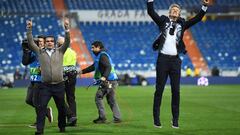 Overmars (director deportivo) y Van der Sar (director general) lo celebraron en el mismo c&eacute;sped.