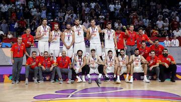 La Selección española con la medalla de bronce conquistada en Estambul.