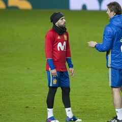 Jordi Alba, la víctima del 3-4-3 del Barça, se abraza a Lopetegui