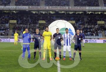 Partido Real Sociedad-VIllarreal. El árbitro Del Cerro Grande acompañado por sus asistentes Juan Carlos Yuste Jiménez y Abrahám Álvarez Cantón, el cuarto árbitro David Gálvez Rascón y los capitanes Bruno y Carlos Vela.