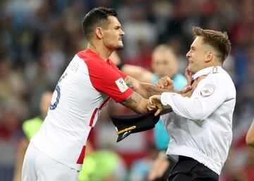 El defensor croata del Liverpool, Dejan Lovren, se molestó bastante cuando vio que cuatro aficionados invadieron el campo durante la final del Mundial.
