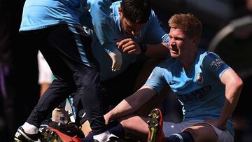 Manchester City&#039;s Belgian midfielder Kevin De Bruyne (R) sits on the pitch injured during the English Premier League football match between Manchester City and Tottenham Hotspur at the Etihad Stadium in Manchester, north west England, on April 20, 20