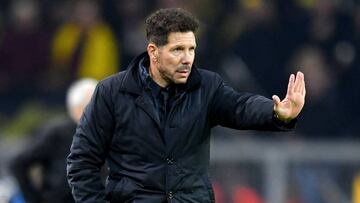Simeone da instrucciones en Dortmund.
