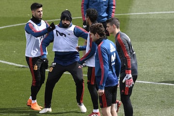 Diego Costa bromeado junto a Asensio.