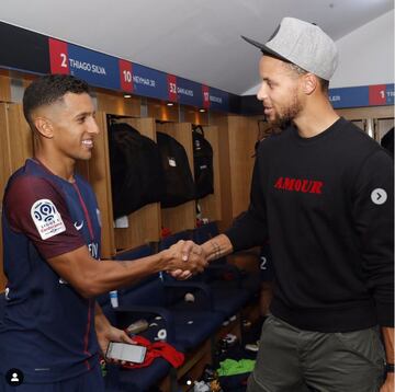 También pudo conocer a Stephen Curry, basquetbolista de los Golden State Warriors de la NBA. 