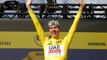 Tadej Pogacar, con el maillot amarillo en el podio de la 20ª etapa.