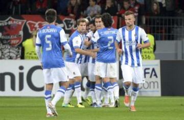 El delantero mexicano de la Real Sociedad Carlos Vela celebra con sus compañeros David Zurutuza y Haris Seferovic el gol conseguido ante el Bayer Leverkusen