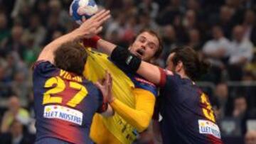 Viran Morros y Noddesbo cierran el paso al centra esloveno del Kielce Uros Zorman. La defensa azulgrana fue clave.