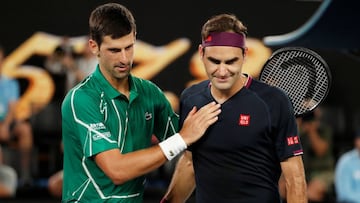 Novak Djokovic saluda a Roger Federer tras su partido de semifinales en el Open de Australia.