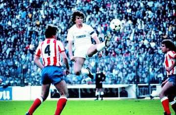 Uno de los defensores más aguerridos de la historia del Real Madrid. José Antonio Camacho llega al Real Madrid con 18 años (1973). Realiza las pruebas con el club después de haber destacado con el Albacete en Primera Regional, pasa a formar parte del Castilla. 