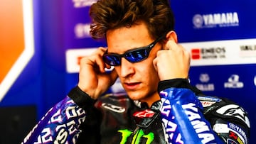 Fabio Quartararo en el box de Yamaha durante la pretemporada de MotoGP.