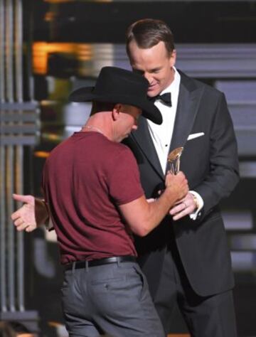 -"Firmame un autografo, Peyton!" -"Claro hombre, a ver: para Señor Bajito con Sombrero con mucho cariño de su amigo Peyton Manning. Aquí lo tienes, salao."