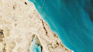 La imagen satelital muestra humo elevándose desde el área en Al Juaymah, Arabia Saudita.