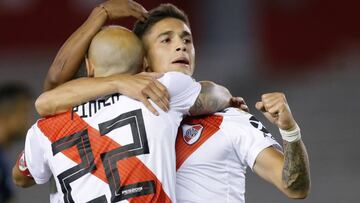 AME9596. BUENOS AIRES (ARGENTINA), 11/04/2019.- El jugador Lucas Mart&iacute;nez Cuarta (d) de River Plate celebra un gol en un partido del grupo A de la Copa Libertadores entre River Plate y Alianza Lima este jueves, en el estadio Monumental en Buenos Aires (Argentina). EFE/JUAN IGNACIO RONCORONI