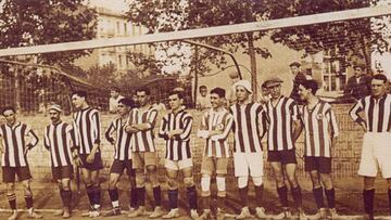 El equipo de fútbol del Español de 1911 en el que algunos de ellos, como Massana, Gibert o Castillo, formaron parte del primer conjunto que jugó a rugby en España.