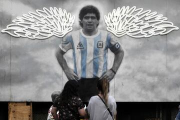 Mural de Diego Armando Maradona decorado con alas de neón en el  exterior de un restaurante en Buenos Aires, Argentina.