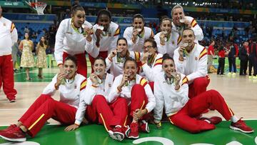 Las jugadoras de la Selección posan con las medallas de plata.