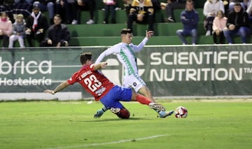 Juan Rodr¨ªguez sale al cruce ante Luismi Redondo,