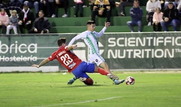 Juan Rodríguez sale al cruce ante Luismi Redondo,