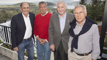 Pirri, Pachín, Santamaría y Amancio posan en la terraza del Arcipreste de Hita con la imponente vista de Navacerrada y su bello pantano.