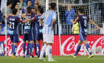 Los jugadores del Eibar celebran tras marcar ante el Málaga, durante el partido de Liga en Primera División que disputan esta noche en el estadio de La Rosaleda.