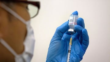 FILE PHOTO: Medical staff prepares Moderna coronavirus disease (COVID-19) vaccine to be administered at the newly-opened mass vaccination centre in Tokyo, Japan, May 24, 2021.  Carl Court/Pool via REUTERS/File Photo/File Photo