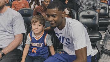 Teddy esperaba a sus amigos en su celebración de cumpleaños, pero nadie llegó. Los Phoenix Suns se enteraron y tuvieron un gran detalle con él y su madre