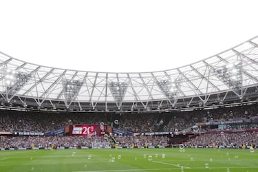 El estadio tiene una capacidad para 62.500 personas. Con un promedio de espectadores de 62.058 logra el 99,3% de ocupación. 
