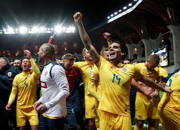 Euforia de los jugadores rumanos tras certificar su pase a la Eurocopa.