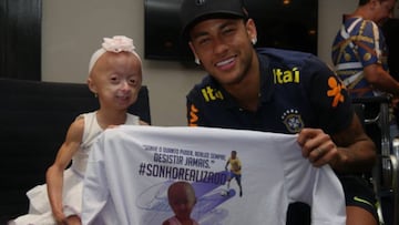 Neymar con Ana Clara, una niña brasileña de 8 años con una enfermedad rara que le idolatra y que subió un vídeo con la ilusión de conocerle