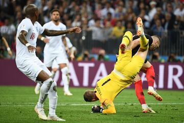 Ante Rebic y Jordan Pickford.